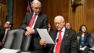 El senador Jeff Sessions (izq.), Republicano de Alabama, ayer en el Capitolio. Él se opone a una 'amnistía' contra indocumentados.