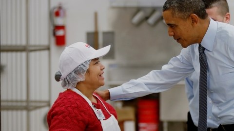 El Presidente saluda a una empleada de la panadería de un Costco en Lanham, Maryland, donde promovió su plan de alza al minímo.
