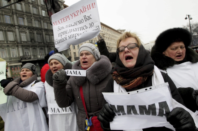 Varias mujeres se manifiestan en contra de la violencia duante otra jornada de protestas antigubernamentales en el centro de Kiev (Ucrania).