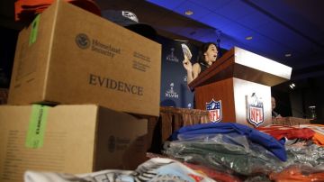 Anastasia Danias, vicepresidenta de la NFL, muestra parte de la mercancía incautada.