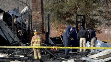 Nueve personas murieron la madrugada del jueves en un incendio en su casa en la zona rural de Kentucky occidental y dos personas fueron llevadas a un hospital para recibir tratamiento.