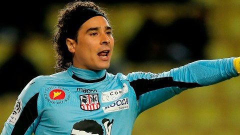 Guillermo Ochoa no podrá jugar contra el Evian, por una lesión en la cadera