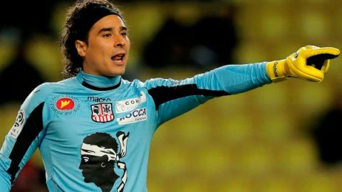Guillermo Ochoa no podrá jugar contra el Evian, por una lesión en la cadera