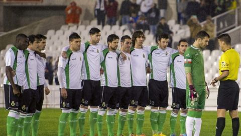El capitán del Racing, Mario Fernández, le reitera al árbitro la decisión de no jugar ante  Real Sociedad.