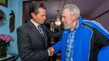 El presidente Mexicano Enrique Peña Nieto (i) saluda al expresidente cubano Fidel Castro (d) en la víspera de su regreso a México tras haber participado en la II Cumbre de la Comunidad de Estados Latinoamericanos y Caribeños (Celac).