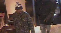 Dos de los tres sospechosos que aún son buscados por NYPD en relación con el robo en la joyería Cartier.