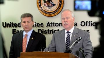 El fiscal federal John M. Bales (d), y Brian Moskowitz, de Seguridad Nacional, en rueda de prensa  sobre la red de tráfico de inmigrantes que operaba en varios estados.