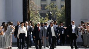 La actriz francesa Juliette Binoche; el presidente chileno, Sebastián Piñera, y el actor español Antonio Banderas, caminan por el palacio La Moneda en la presentación de la película "Los 33" en Santiago de Chile.