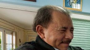 El presidente de Nicaragua, Daniel Ortega (i), abraza el ex presidente de Cuba, Fidel Castro, durante una visita en La Habana, Cuba.