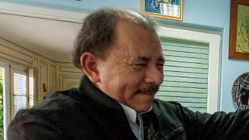 El presidente de Nicaragua, Daniel Ortega (i), abraza el ex presidente de Cuba, Fidel Castro, durante una visita en La Habana, Cuba.