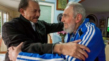 El presidente de Nicaragua, Daniel Ortega (i), abraza el ex presidente de Cuba, Fidel Castro, durante una visita en La Habana, Cuba.