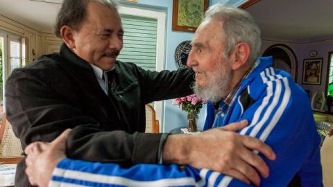 El presidente de Nicaragua, Daniel Ortega (i), abraza el ex presidente de Cuba, Fidel Castro, durante una visita en La Habana, Cuba.
