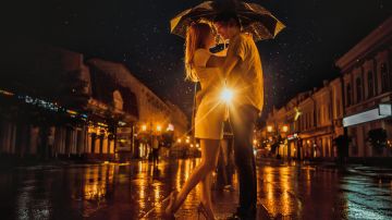 Caminar bajo la lluvia o bajo la luz de la luna puede ser un plan muy simple y romántico.