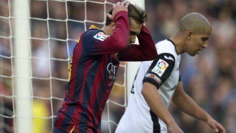 El defensa del Barcelona Jordi Alba se lamenta tras una ocasión fallada ante el Valencia