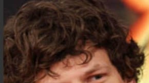 Jesse Eisenberg encarnará a Lex Luthor, al gran villano de Superman, y Jeremy Irons a Alfred, mentor y guía de Bruce Wayne.