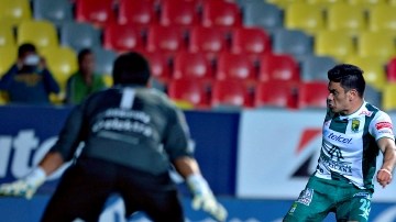 Sebastián Maz intenta un disparo ante el arquero del Morelia y la barrida de un defensa en el juego que abrió anoche la jornada 5.