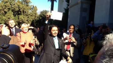 El abogado indocumentado Sergio C. García muestra el documento que lo acredita con licencia para ejercer derecho en California.