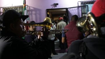 Músicos tocan a las afueras de la casa donde se velan los restos de Edgar Tamayo en el poblado de Miacatlán, en Morelos, México.