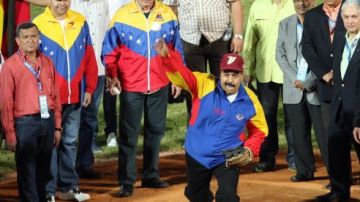 El presidente de Venezuela, Nicolás Maduro, lanza la primera bola en el juego de inauguración de la Serie del Caribe 2014.