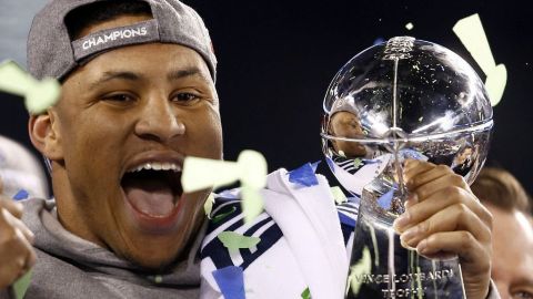 Smith, sonriendo con el trofeo Vince Lombardi.