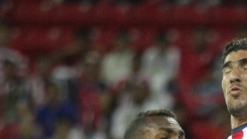 Amaranto Perea (izq.) pelea el balón con Jair Pereira.