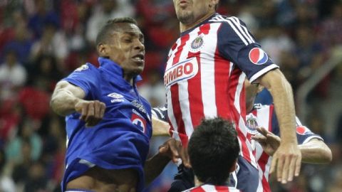 Amaranto Perea (izq.) pelea el balón con Jair Pereira.