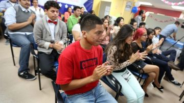 Miguel Molina, de 19 años, un beneficiario de DACA, se unió a varias docenas de jóvenes 'dreamers' en el  CHIRLA's Dream Center, en  Los Angeles, para celebrar el primer aniversario de la Acción Diferida.