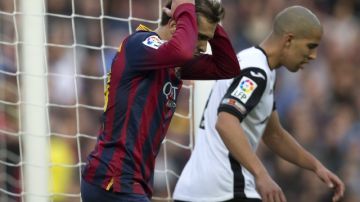 El defensa del Barcelona, Jordi Alba, se lamenta tras fallar una oportunidad de gol ante el Valencia.