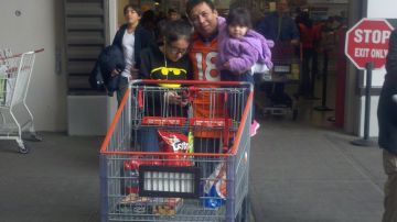 El mexicano Inocencio Espinoza compró cervezas y aperitivos para ver el juego. Le acompaña sus hijas Leslie (izq.) y María José.