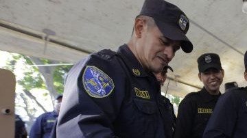 Un agente de la Policía Nacional Civil (PNC) vota hoy, domingo 2 de febrero de 2014, durante las elecciones presidenciales en San Salvador.