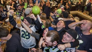 Aficionados de Seattle celebran el triundo de los Seahawks