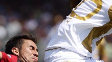 Daniel Ludueña es despojado del balón por Elio Castro.