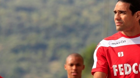 El delantero colombiano Radamel Falcao se recupera bien de la cirugía  de rodilla a la que fue sometido hace diez días.