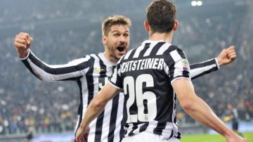 Stephan Lichtsteiner (der.) festeja junto a Fernando Llorente el primer gol de la Juventus.
