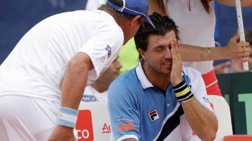 El argentino Carlos Berlock (der.) cayó en cuatro  sets ante el italiano Fabio Fognini en el juego decisivo de la Copa Davis de tenis.