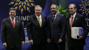 Danilo Medina  (c-d) quien en la pasada cumbre de la Celac, en Cuba,  rechazó acusaciones sobre persecución a los haitíanos en su pais.