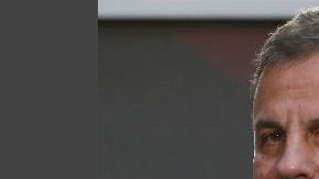 El gobernador Chris Christie fue abucheado ayer por los asistentes, cuando subió al escenario en la ceremonia de traspaso del Super Bowl en Times Square.