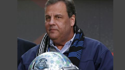 El gobernador Chris Christie fue abucheado ayer por los asistentes, cuando subió al escenario en la ceremonia de traspaso del Super Bowl en Times Square.