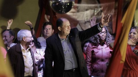 La ley de Costa Rica obliga el conteo a mano cuando hay una diferencia menor al 2 % entre los candidatos más votados.