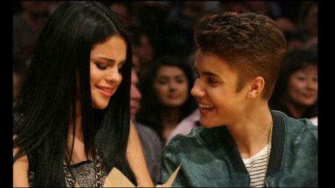 Supuestamente, Justin y Selena confirmaron su amor durante unas vacaciones en Palm Springs, California.