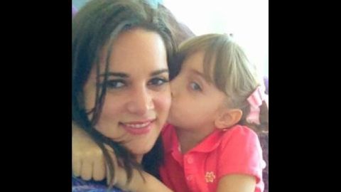 Durante el ataque en el que sus padres perdieron la vida, Maya resultó herida de una pierna.