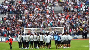 Más de 4 mil aficionados apoyan a los jugadores del Monterrey en la práctica del equipo en  el Estadio Tecnológico.