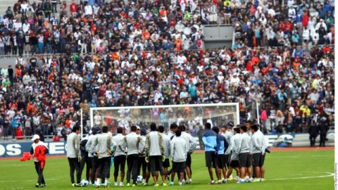 Más de 4 mil aficionados apoyan a los jugadores del Monterrey en la práctica del equipo en el Estadio Tecnológico.