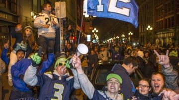 Seguidores de los Seattle Seahawks celebran la victoria por paliza a los Denver Broncos en el Super Bowl en el MetLife.
