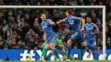 Branislav Ivanovic (i) celebra el gol del triunfo del Chelsea.