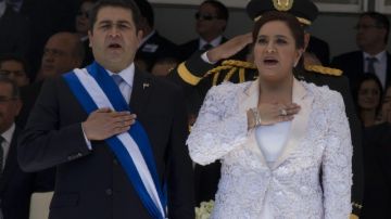 El nuevo presidente de Honduras, Juan Orlando Hernández (i), afrontó ayer su primera protesta desde que asumió el cargo el lunes de la semana pasada.