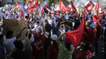 Simpatizantes del partido Alianza Republicana Nacionalista (ARENA) y del Frente Farabundo Martí para la Liberación Nacional (FMLN) celebran haber pasadoa una segunda vuelta electoral.