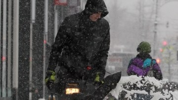 La limpieza de las aceras mantiene sin descanso a los residentes de la Ciudad.