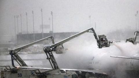 Las tormentas de nieve están afectando las operaciones en decenas de aeropuertos del centro y norte del país.