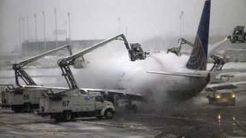 Las tormentas de nieve están afectando las operaciones en decenas de aeropuertos del centro y norte del país.